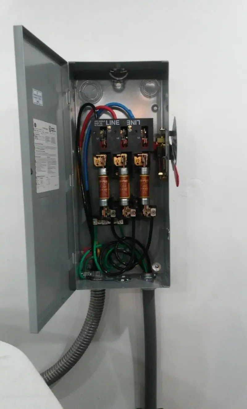 Three-phase disconnect switch installed for Smoke Detector Installation in Barbourville